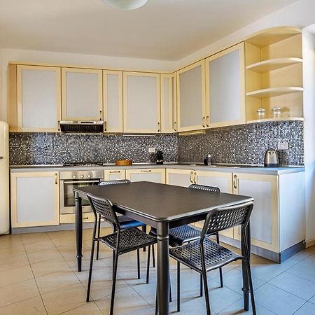 Elegant 2 Bedrooms Apartments Near Duomo Милан Экстерьер фото