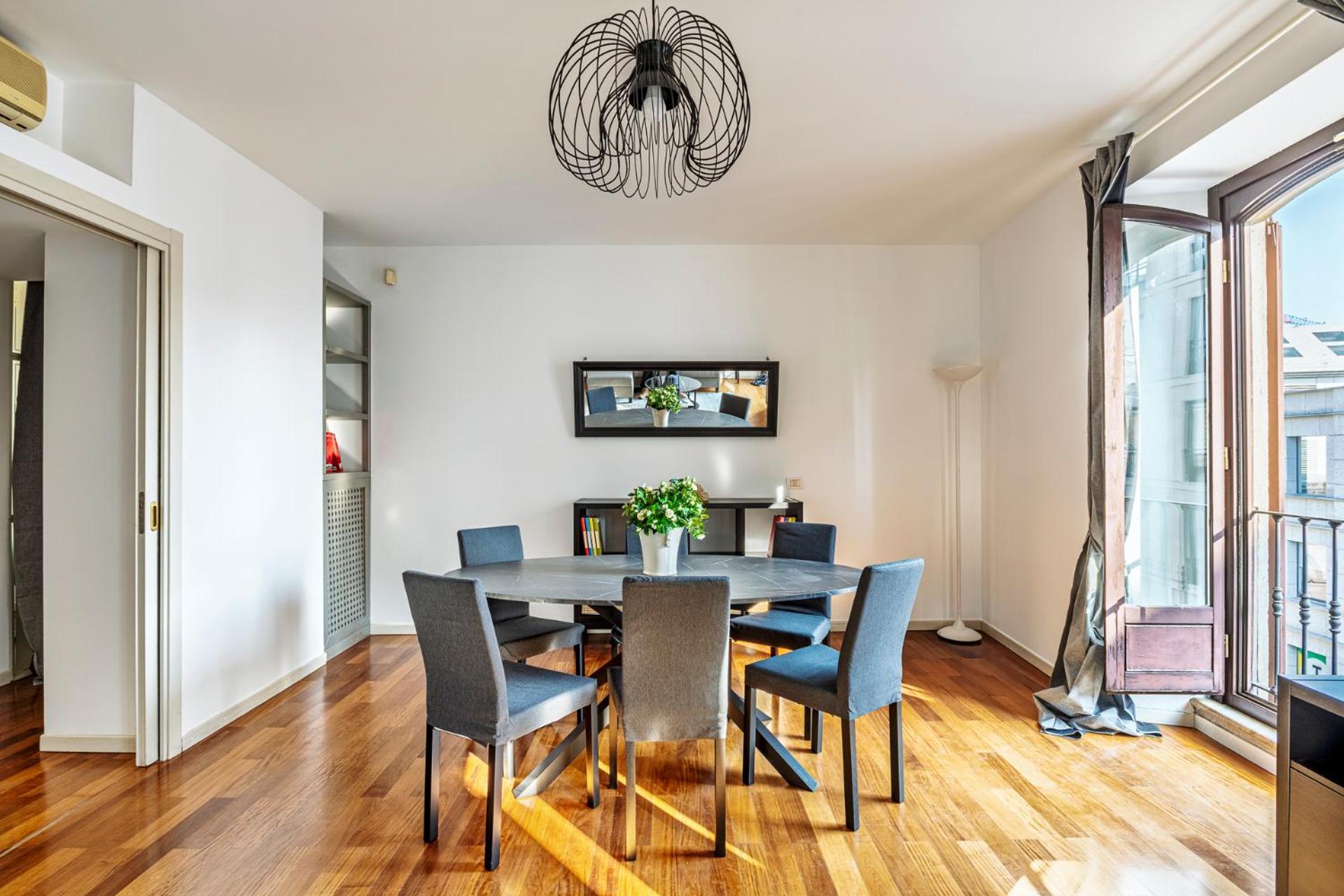 Elegant 2 Bedrooms Apartments Near Duomo Милан Экстерьер фото