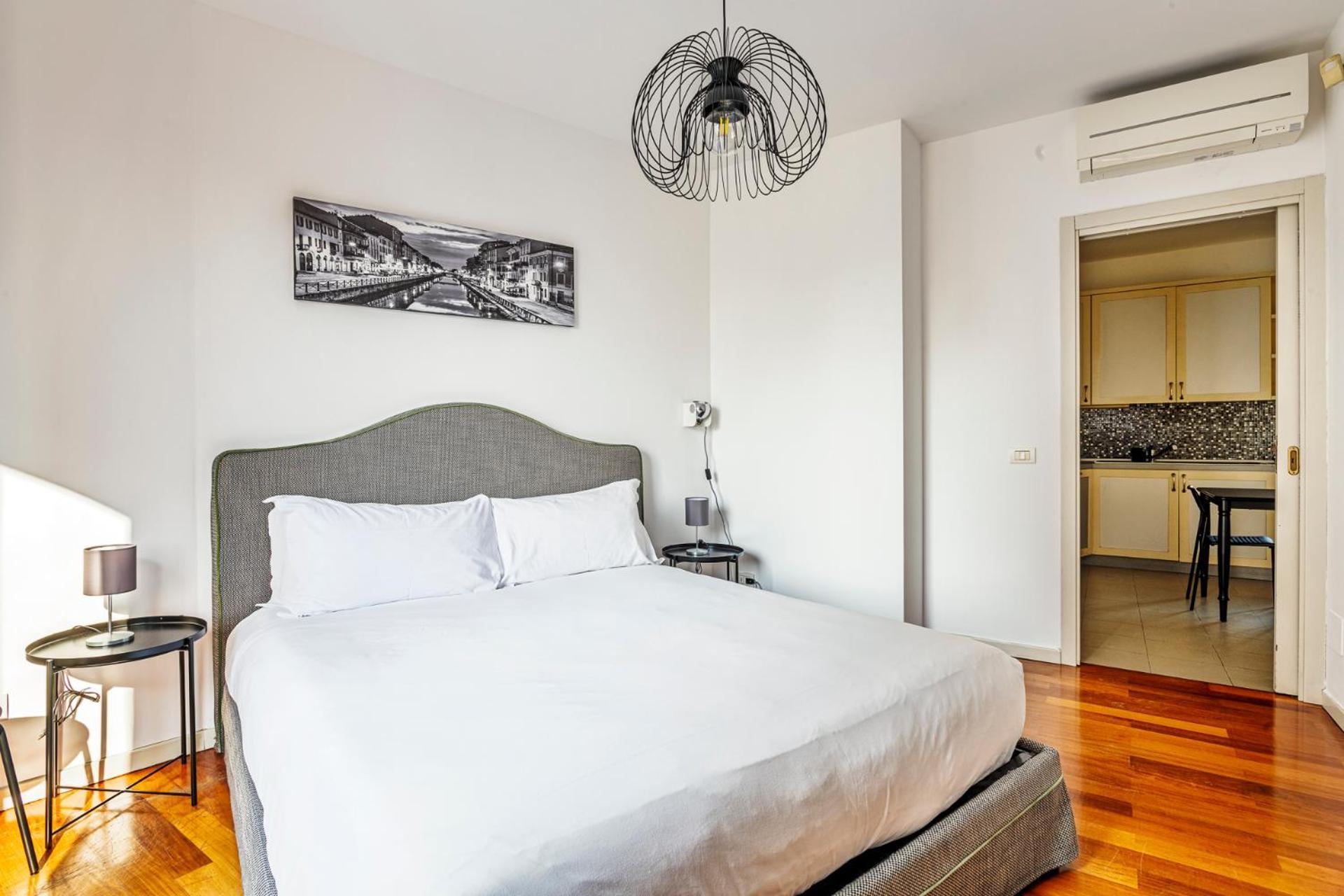 Elegant 2 Bedrooms Apartments Near Duomo Милан Экстерьер фото