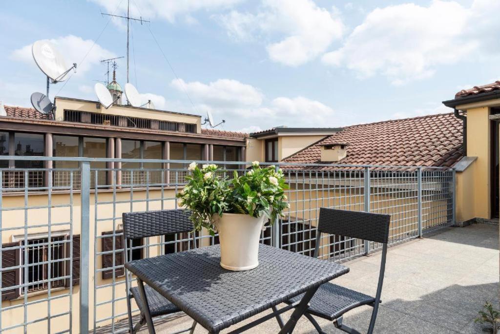 Elegant 2 Bedrooms Apartments Near Duomo Милан Экстерьер фото